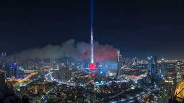 Dubai Uluslararası Dubai Kongre ve Sergi Sarayı yeni yıl 2016 havai fişek kutlama timelapse ve yangın kaza meydana adresi Hotel Ocak'ta 1,2016, Dubai, Birleşik Arap Emirlikleri. Üstten balıkgözü görüntülemek