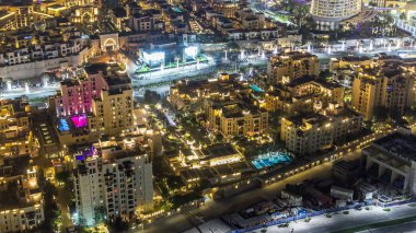 Şehir merkezinin en iyi gece manzarası. Dubai şehir merkezi. Aydınlanmış evler ve yeni yıl kutlamalarından önce yolda trafik var.