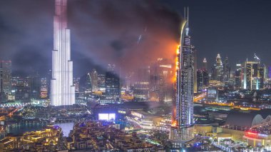 Dubai Burj Halife yakınlarındaki The Address Hotel 'de, 1 Ocak 2016' da Dubai, BAE 'de havai fişek kutlamaları öncesinde büyük bir yangın meydana geldi. Yukarıdan görüntüle