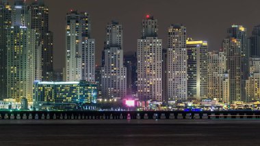 Dubai Yat Limanı manzarası ile Palm Jumeirah de Dubai, BAE gelen görüldüğü gibi Jbr gece timelapse. Dubai bu parçası daha fazla gökdelenler 50 hikaye vardır. 