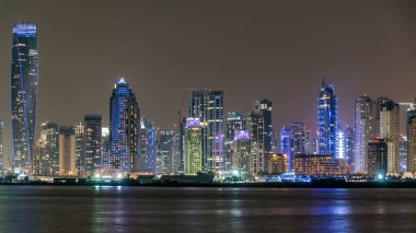 Dubai Yat Limanı manzarası ile Palm Jumeirah de Dubai, BAE gelen görüldüğü gibi Jbr gece timelapse. Dubai bu parçası daha fazla gökdelenler 50 hikaye vardır. 