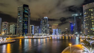 Dubai Yat Limanı vew mesire yatlar ve modern kuleleri ile su setin içinde Dubai gece timelapse hyperlapse, Birleşik Arap Emirlikleri üzerinden yansıtılır. Dubai Yat Limanı Dubai ve bir yapay canal city kuzeyinde. 