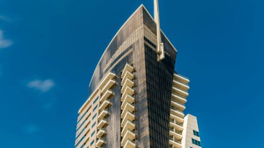 Lüks Konut Kuleleri Dubai Marina, BAE 'de zaman ayarlı. Mavi bulutlu gökyüzü ile kapat