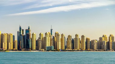 Jumeirah Beach Residence manzarası günbatımı anda deniz timelapse ile palm jumeirah üzerinden görüldü. Dubai, Birleşik Arap Emirlikleri