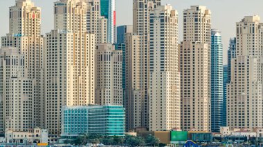 Jumeirah Beach Residence manzarası günbatımı anda deniz timelapse ile palm jumeirah üzerinden görüldü. Dubai, Birleşik Arap Emirlikleri
