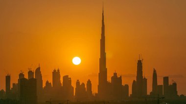 Sunset akşam timelapse içinde Downtown Dubai manzarası ile. Burj Dubai dünyanın en yüksek binası. Güzel manzarası şehrin modern gökdelenlerin çölde inşa. Bina yakınındaki görünümünden