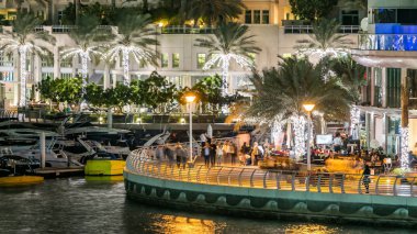 Dubai Yat Limanı timelapse geceleri, BAE gezi. Setin avuç, tekneler ve kuleleri yüzen üzerinden görüntüleyin. Dubai Yat Limanı Dubai den fazla 120.000 kişiliktir Basra Körfezi, yapay canal city ile kuzeyinde.