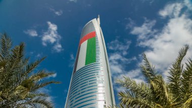 Dubai, Birleşik Arap Emirlikleri - 02 Ocak 2016: Jumeirah Lakes Towers, Dubai, Birleşik Arap Emirlikleri, Dubai, gökdelenler timelapse en yüksek kulesi, avuç içi ve mavi bulutlu gökyüzü ile
