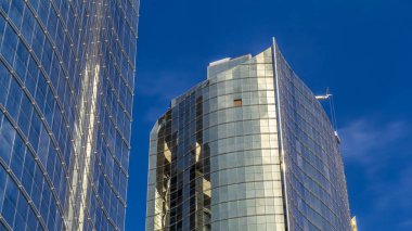 Dubai, Birleşik Arap Emirlikleri - 01 Jan 2016: alt panoramik ve gökdelenler timelapse, bina cam yüksek artış çelik için perspektif görünüm iş kavramı başarılı endüstriyel mimari, Dubai, Birleşik Arap Emirlikleri