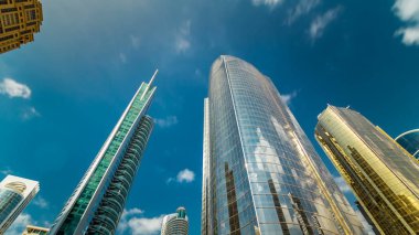 alt panoramik ve gökdelenler timelapse hyperlapse, bina cam yüksek artış çelik için perspektif görünüm iş kavramı başarılı endüstriyel mimari, Dubai, Birleşik Arap Emirlikleri. Mavi bulutlu gökyüzü güneşli gün