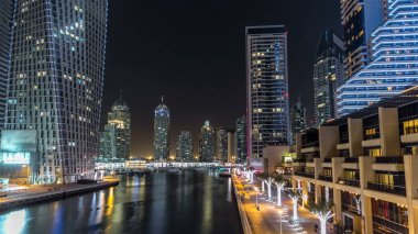 Bridge içinde Dubai gece timelapse hyperlapse, Birleşik Arap Emirlikleri Dubai Yat Limanı vew mesire yatlar ve restoranları ile modern kuleleri ile. Dubai Yat Limanı Dubai ve bir yapay canal city kuzeyinde. 