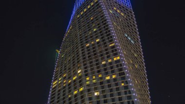 Dubai, Birleşik Arap Emirlikleri - 02 Ocak 2016: güzel gece Gezinti görünümü ile yanıp sönen ışıklar timelapse, Birleşik Arap Emirlikleri Dubai Yat Limanı modern Towers'kadar yakın. Dubai Yat Limanı Dubai ve bir yapay kanal şehir içinde bir ilçedir. Bulutlu gökyüzü