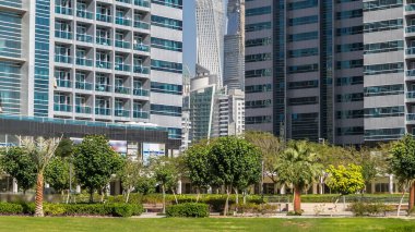 Avuç içi ile gökdelenler Timelapse görünümü. Konut Jumeirah Gölü kulelerine backgroung Dubai, Birleşik Arap Emirlikleri, Dubai marina kuleli. Jlt 79 kuleleri 3 yapay göl ve park ile oluşan büyük bir gelişmedir. EMBAT görüntülemek