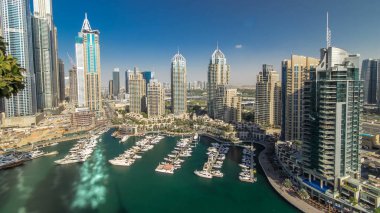 Dubai Yat Limanı mesire ve kanal kayan yat ve tekne gündüz gün batımından önce Dubai, Birleşik Arap Emirlikleri ile güzel havadan görünümü timelapse. Modern kuleleri ve yolda, trafik çok hızlı hamle gölgeler