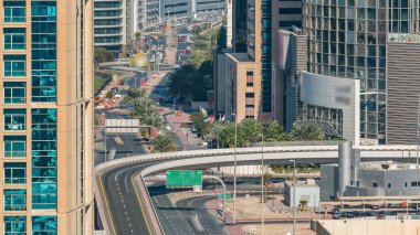 Gün içerisinde trafik timelapse ile bir otoyol kavşakta Dubai, BAE, hava görünümünü. En iyi dubai yat limanı ile modern kuleleri ve köprü görüntülemek