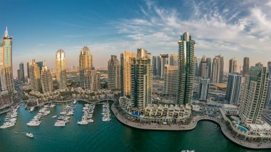 Güzel hava en iyi manzaraya kanalı ile kayan yat ve tekne Dubai, Birleşik Arap Emirlikleri ve Dubai Marina mesire günbatımı timelapse. Modern kuleleri ve yolda trafik. Balık gözü lens