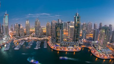 Dubai, Birleşik Arap Emirlikleri güneş battıktan sonra gece timelapse Dubai Yat Limanı mesire ve kanal kayan yat ve tekne ile günler güzel hava üstten görünüm. Modern kuleleri ve yolda trafik. Balık gözü lens