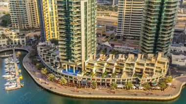 Dubai Yat Limanı mesire ve kanal kayan yat ve tekne gündüz, Dubai, Birleşik Arap Emirlikleri ile güzel havadan görünümü timelapse. Modern kuleleri ve yolda trafik