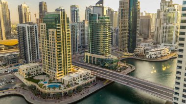 Dubai Yat Limanı mesire ve kanal kayan yat ve tekne gündüz gün batımından önce Dubai, Birleşik Arap Emirlikleri ile güzel havadan görünümü timelapse. Modern kuleleri ve yolda trafik