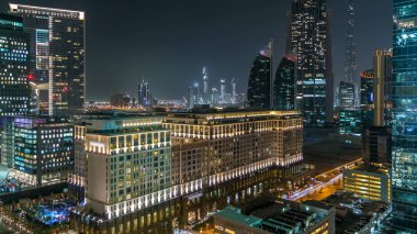 Doğal Dubai şehir Mimarlık gece timelapse. Sheikh Zayed road yakınındaki çok sayıda gökdelenlerin havadan görünümü. Işıklı kuleleri ve trafik