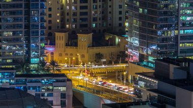Gece timelapse Jbr ve Dubai Marina mesire ve kanal kayan yat ve tekne Dubai, Birleşik Arap Emirlikleri ile güzel hava en iyi manzaraya. Yanıp sönen ışıklar ve yolda trafik ile ışıklı modern kuleleri. 