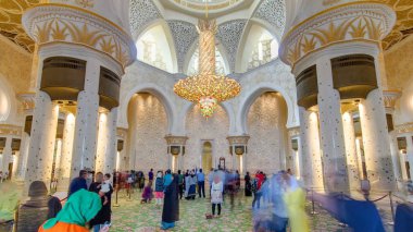 Dubai, Birleşik Arap Emirlikleri - Ocak 2017 yaklaşık: Muhteşem iç Şeyh Zayed Ulu Camii timelapse hyperlapse Abu Dabi seyircilerle. BAE'en büyük Camisi ve dünyanın sekizinci en büyük Camii.