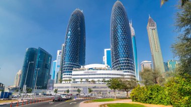 Modern gökdelenler zaman atlamaları, Şeyh zayed yolu trafik, Dubai, Birleşik Arap Emirlikleri. Dubai dünyanın en hızlı büyüyen şehridir..