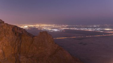 Gece geçiş timelapse taşlarla günler. Jebel Hafeet öncelikle Al Ain çevresi içinde bulunan bir dağ ve şehrin üzerinde etkileyici bir görünüm sunuyor. Üstten görüntülemek