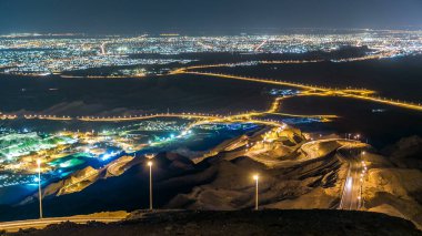 Gece timelapse Curvy yol ve kayalar ile. Jebel Hafeet öncelikle Al Ain çevresi içinde bulunan bir dağ ve şehrin üzerinde etkileyici bir görünüm sunuyor. Üstten görüntülemek