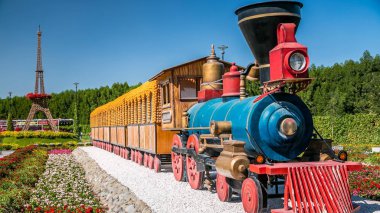 Dubai, Birleşik Arap Emirlikleri - Ocak 2017 yaklaşık: Dubai mucize Bahçe timelapse 45 milyondan çiçeklerle, güneşli bir günde, Birleşik Arap Emirlikleri tren. Eifel Kulesi modeli backgroung
