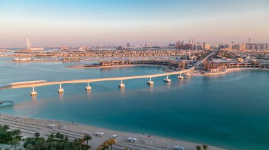 Dubai, Birleşik Arap Emirlikleri Jumeirah Palm Adası timelapse gün batımında. Jumeirah Palm ısıtmak arka planda ile Dubai yapay ve benzersiz bir ada olduğunu. Villa ve Monoray tren