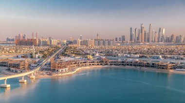 Dubai, Birleşik Arap Emirlikleri Jumeirah Palm Adası timelapse gün batımında. Jumeirah Palm ısıtmak arka planda ile Dubai yapay ve benzersiz bir ada olduğunu