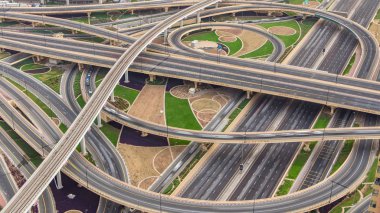 Otoyol kavşağı trafik timelapse Dubai, BAE, gün batımında ile hava üstten görünüm. Dubai şehir merkezinde ünlü Şeyh Zayed yolu. Ulaşım ve sürüş kavramı çatıdan görüntülemek.