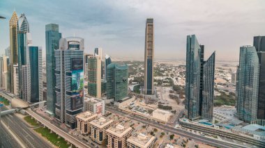 Dubai şehir manzarası timelapse güzel şehir merkezi gökdelenler ve Sheikh Zayed karayolu trafik ile gün batımında. Kule çatı üst hava manzara. Bulutlar gökyüzü üzerinde. Dubai, Birleşik Arap Emirlikleri