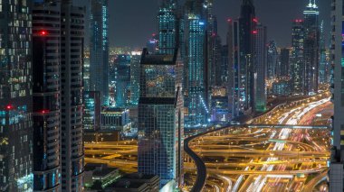 Dubai Downtown timelapse üstten görünüm olarak bir çatı katı bakış açısıyla atışı geceleri. Modern gökdelenler ve yol kavşağı. Sheikh Zayed road. Dubai, Birleşik Arap Emirlikleri