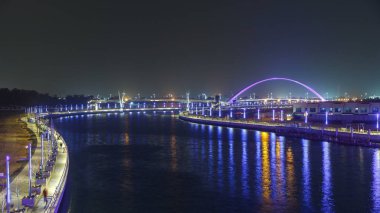 Yeni açılan Dubai üzerinden iki köprü altlarında bir tekne geçiş ile kanal timelapse. Voew aydınlatma ve dolgu ile gece ile Köprüsü'nden. Su üzerine düşünceler