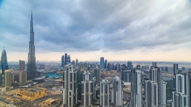 Dubai timelapse, Birleşik Arap Emirlikleri güzel panoramik manzarası. Dünya ünlü gökdelenler görünümünü. Kule çatı hava en iyi manzara. Güzel bulutlu gökyüzü. Renkli seyahat etmek ve iş arka plan.