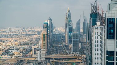 Dubai Şeyh Zayed caddesi üzerinde trafik timelapse Dubai şehir merkezine yakın bakmak yakınındaki bu yollar yoğunluğu gösterir. Gün batımından önce kule çatı üzerinden hava Üstten Görünüm