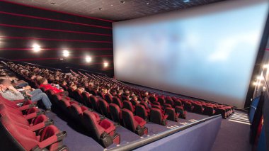 Moskova, Rusya - Circa Jauary 2017: izleyiciler film tiyatro timelapse adlı sinema salonu ve izle sinema filmi doldurun. Kırmızı sandalye ve büyük ekran