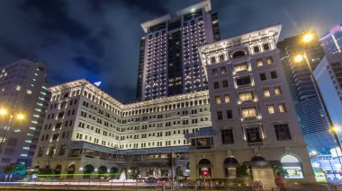The Peninsula hotel Hong Kong timelapse hyperlapse bulutlar, Tsim Sha Tsui, Kowloon, Hong Kong bulunan ile gece yakınındaki şehir trafik. 4k