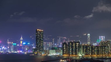 Hong Kong gece, kowloon bay şehir timelapse lazer ışık gösterisinden çatı, şehir manzarası arka planda 4k ile görünümünü