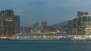 Gece geçiş kuleleri ve cruise liner yakın West Kowloon, Hong Kong görünümünde yukarı ile Shyline panorama timelapse günden itibaren. 4k