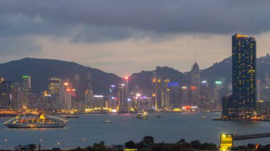 Günden itibaren Hong Kong'a gece geçiş, kowloon bay cruise liner ve kuleleri ile şehir merkezindeki timelapse görünümünden çatı, 4k arka plan üzerinde