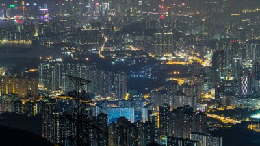 Fei STK shan Kowloon zirve gece timelapse Hong Kong cityscape manzarası görüntüleyin. Yüksek binalar ve güç iletim hatları. 4k
