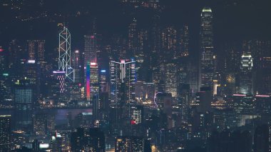 Fei STK shan Kowloon zirve gece timelapse Hong Kong cityscape manzarası. Renkli gece aydınlatma 4k ile uzun boylu kuleleri