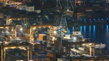 Hong Kong konteyner Terminal gece timelapse - Hong Kong Kwai Tsing konteyner terminalleri, dünyanın en işlek liman biridir. Yükleme ve boşaltma konteyner gemileri 4 k