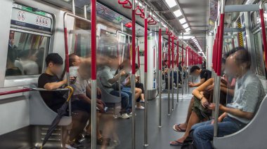 Metro tren iç timelapse, taşıma binmek istasyonda, tren Windows'da yanıp sönen ışıklar açık. Yolcu çıkmak hazır olun. Kamera perspektif içinde tren gösterir. 4k