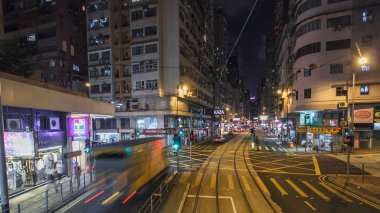 Hong Kong - Eylül 2016 yaklaşık: Çift katlı Hk timelapse hyperlapse drivelapse street tramvayda manzara. Bir tramvay sistemine Hong Kong, Hong Kong tramvay bir metropolde toplu taşıma en eski türlerinden ediliyor. 4k