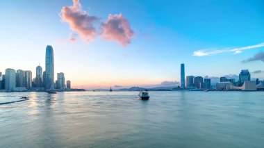 Hong Kong, Çin manzarası panorama gökdelenler gün Victoria Harbor timelapse genelinde gece için.