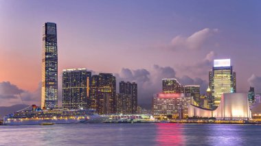 Hong Kong, Çin manzarası panorama gökdelenler gün Victoria Harbor timelapse genelinde gece için.